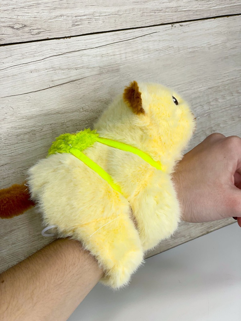 Brazalete peluche ventilador en la cola + sonido capybara