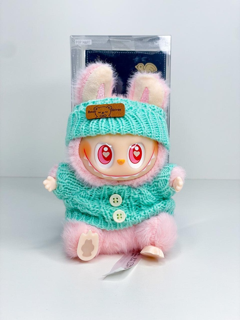 Labubu con ropa de lana