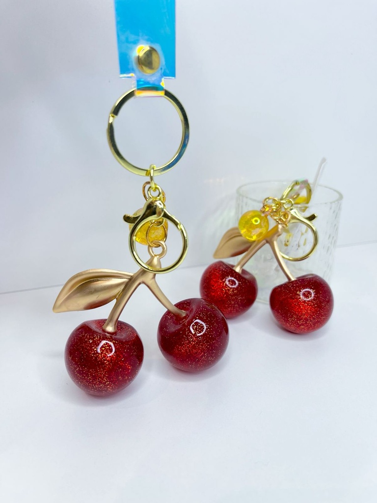Llavero con diseño de cerezas brillosas