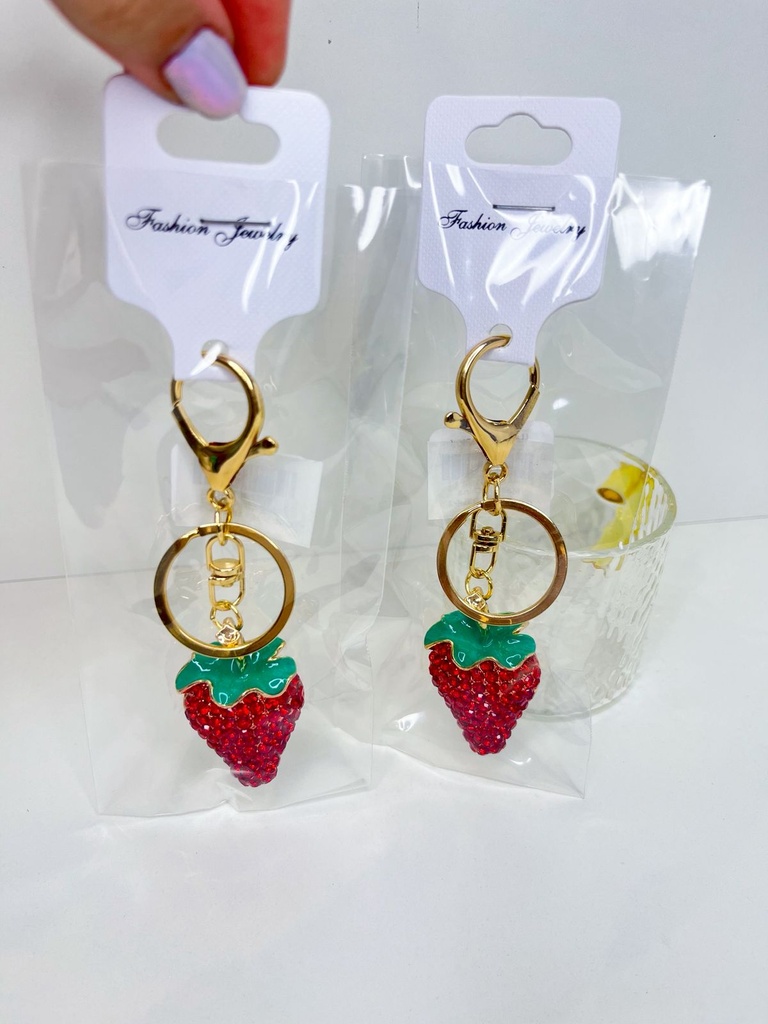 Llavero con dije de frutilla