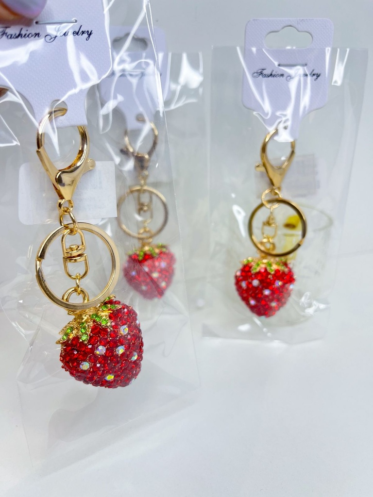 Llavero con dije de frutilla