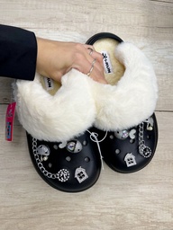Pantufla crocs con pins