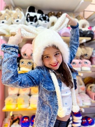 Gorro de peluche con piel